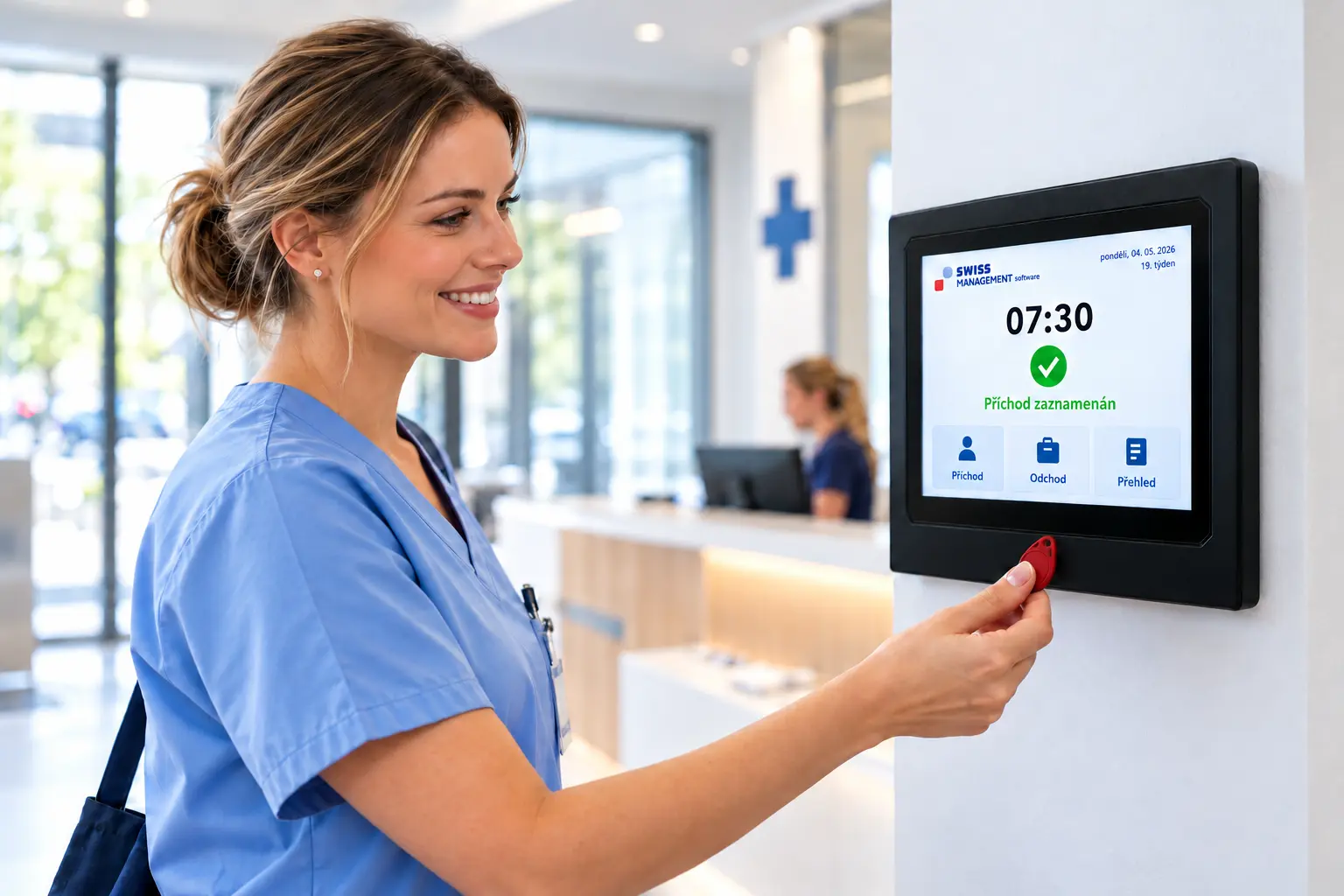Zdravotní sestra přikládá bezkontaktní čip k terminálu E-docházky